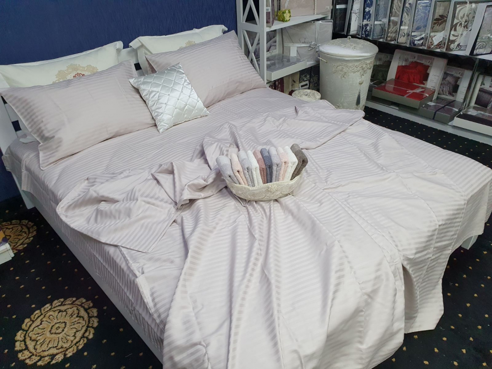 Комплект постельного белья Komfort-tekstil Сатин Stripe PREMIUM, ASH PINK 1/1см (Семейный на резинке)
Комплект постельного белья Komfort-tekstil Сатин Stripe PREMIUM, ASH PINK 1/1см (Семейный на резинке)