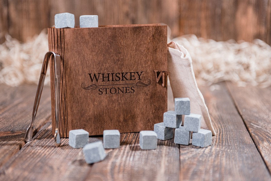 Камни для виски Whiskey stones Original в подарочной деревяной шкатулке-книге с гравировкой "Whiskey stones" 12шт из стеатита + щипцы с инструкцией
Камни для виски Whiskey stones Original в подарочной деревяной шкатулке-книге с гравировкой "Whiskey stones" 12шт из стеатита + щипцы с инструкцией