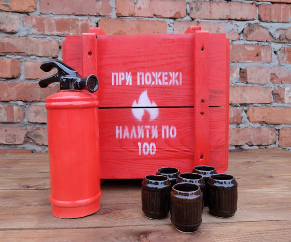 Подарочный набор «При пожежі налити по 100» для мужчин фляга огнетушитель красный 1 л и 6 рюмок в деревянном ящике (614)
Подарочный набор «При пожежі налити по 100» для мужчин фляга огнетушитель красный 1 л и 6 рюмок в деревянном ящике (614)