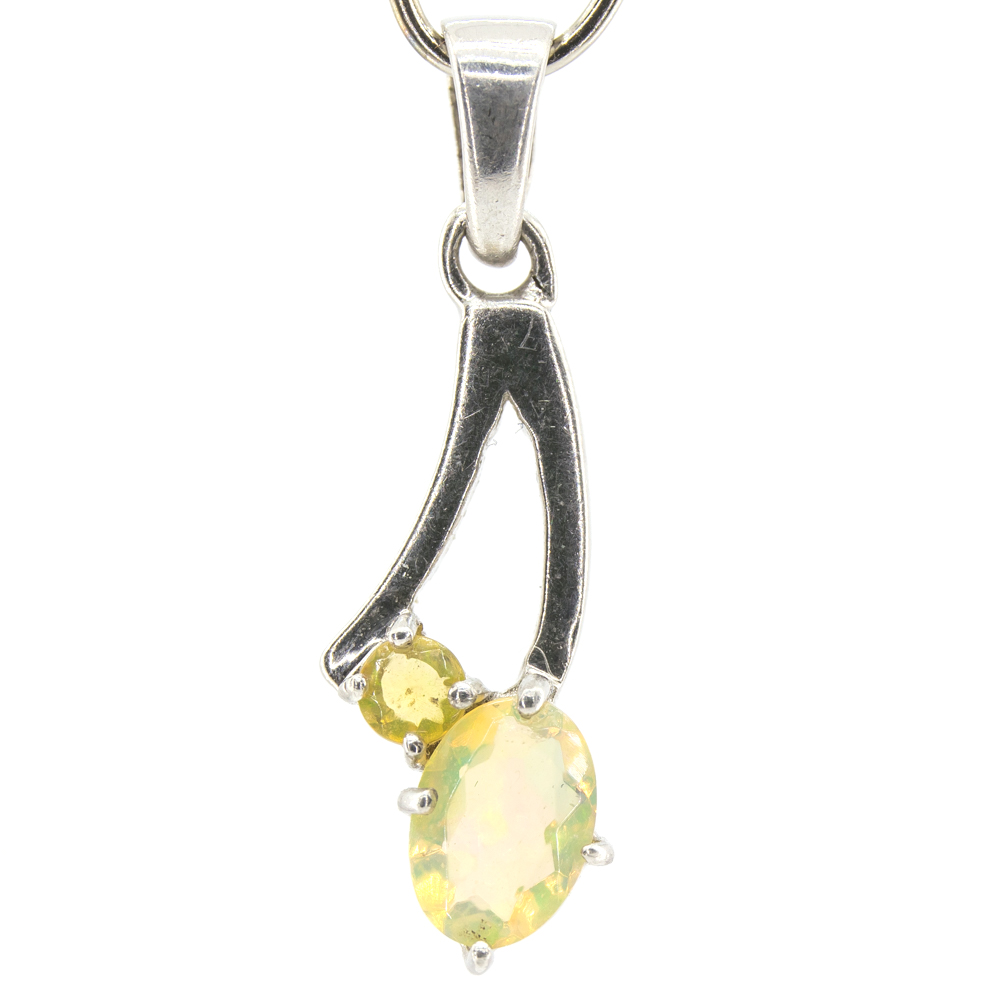 Серебряная подвеска 925 пробы 1,30 гр. с эфиопских опалом класса AAA 0,78 карат #201672.
Серебряная подвеска 925 пробы 1,30 гр. с эфиопских опалом класса AAA 0,78 карат #201672.