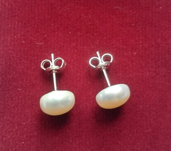Серьги гвоздики из серебра 925 пробы с речным жемчугом "Silver and Pearl", диаметр жемчужины 9,5 мм.
Серьги гвоздики из серебра 925 пробы с речным жемчугом "Silver and Pearl", диаметр жемчужины 9,5 мм.