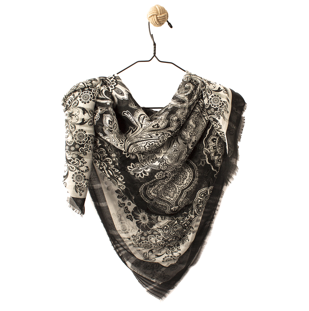 Платок с мережкой в чёрно-белом цвете Fattorseta 140 см х 140 см P3539-1742-01 (P3539-1742-01)
Платок с мережкой в чёрно-белом цвете Fattorseta 140 см х 140 см P3539-1742-01 (P3539-1742-01)