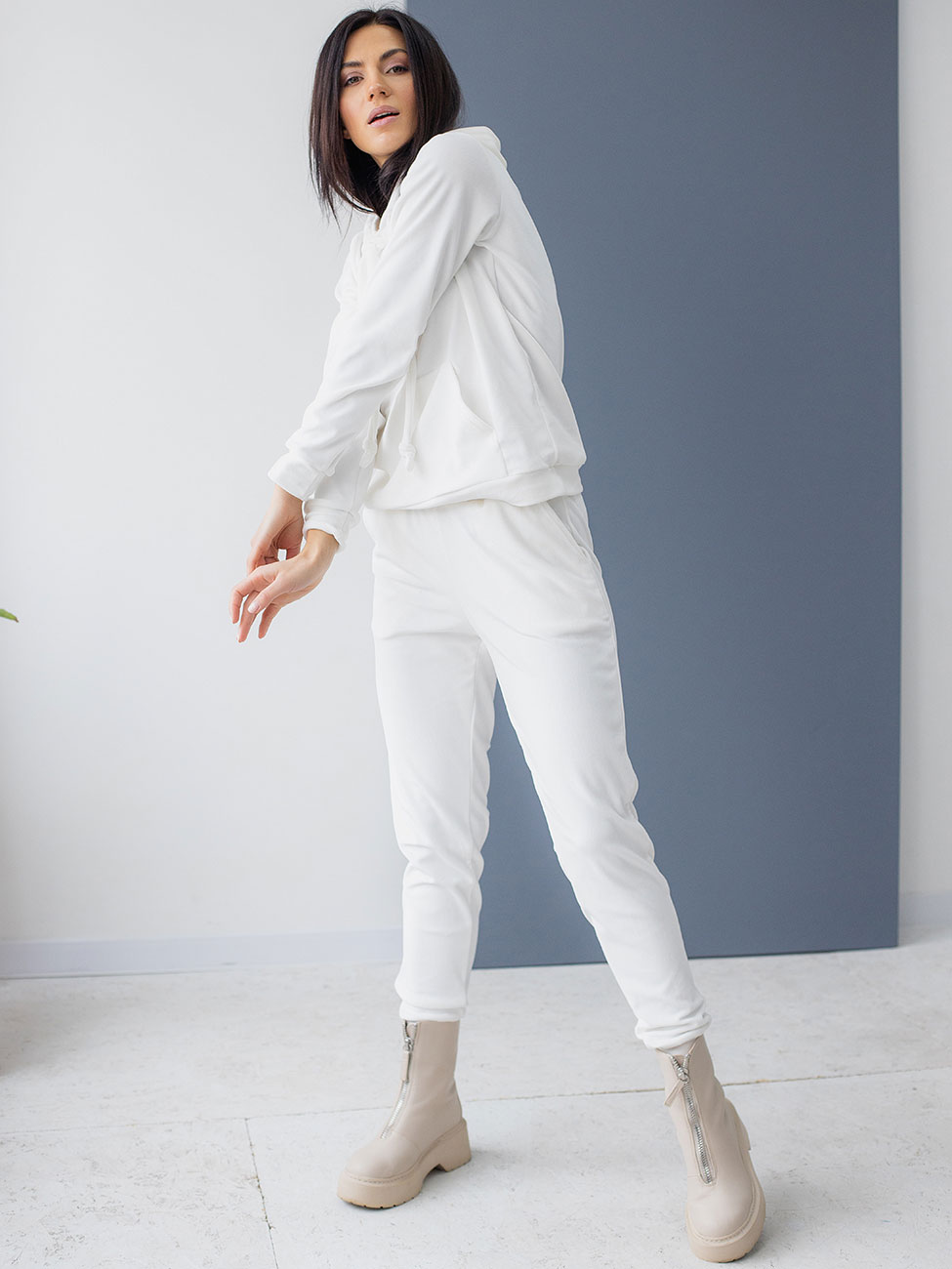 Велюровый костюм с карманом кенгуру Молочный XL Vikamoda 3175
Велюровый костюм с карманом кенгуру Молочный XL Vikamoda 3175