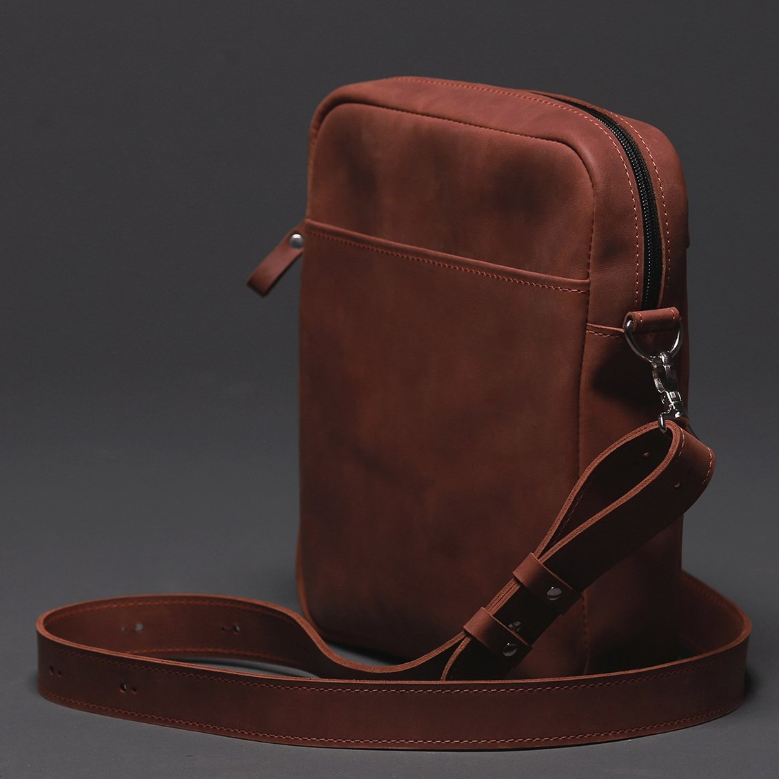 Мужская сумка Holla Messenger Bag S ручной работы из натуральной кожи Коричневая с плечевым ремнем
Мужская сумка Holla Messenger Bag S ручной работы из натуральной кожи Коричневая с плечевым ремнем