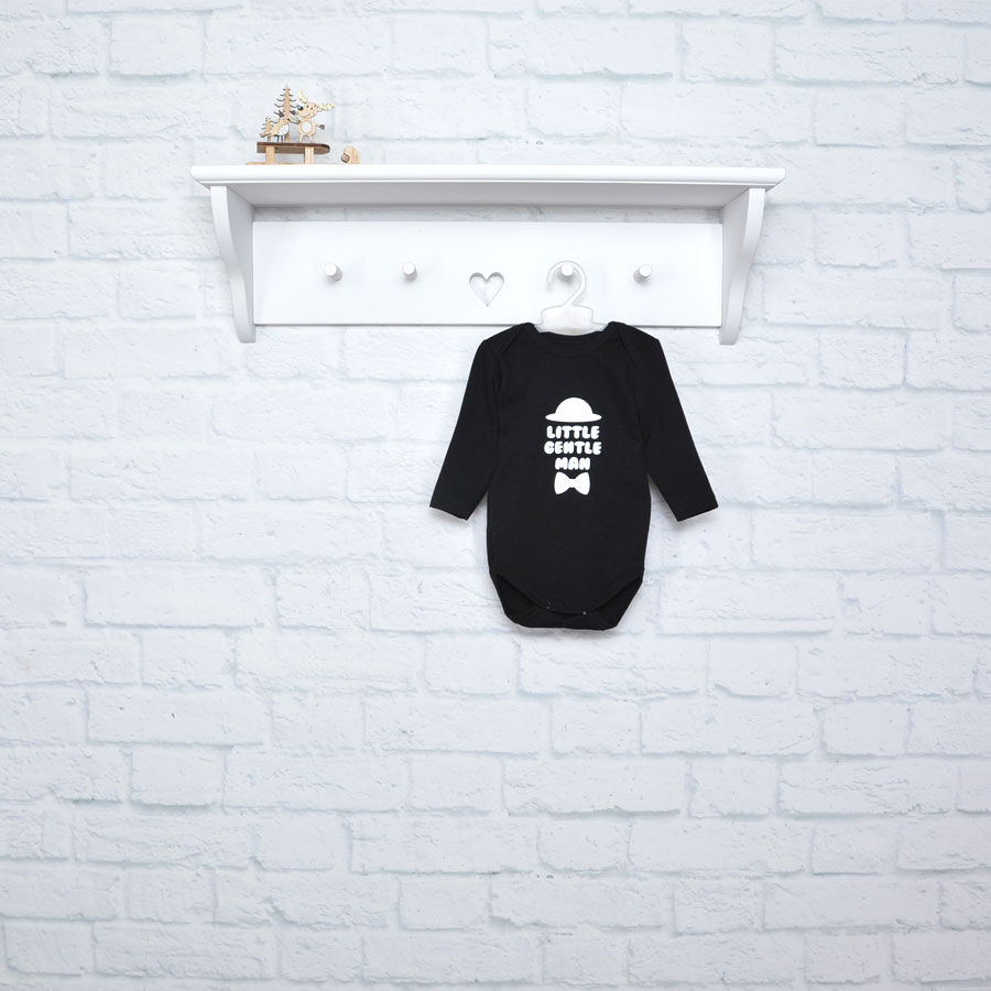 Боди ясельный черный Джентльмен наклейка начес Blanka 24 74-80 см.
Боди ясельный черный Джентльмен наклейка начес Blanka 24 74-80 см.