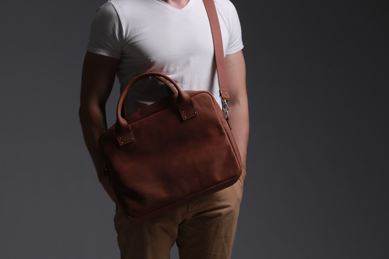 Мужская дизайнерская сумка Holla ручной работы из натуральной кожи, MESSENGER BAG // HOT BROWN (hl-MESSENGER BAG)
Мужская дизайнерская сумка Holla ручной работы из натуральной кожи, MESSENGER BAG // HOT BROWN (hl-MESSENGER BAG)