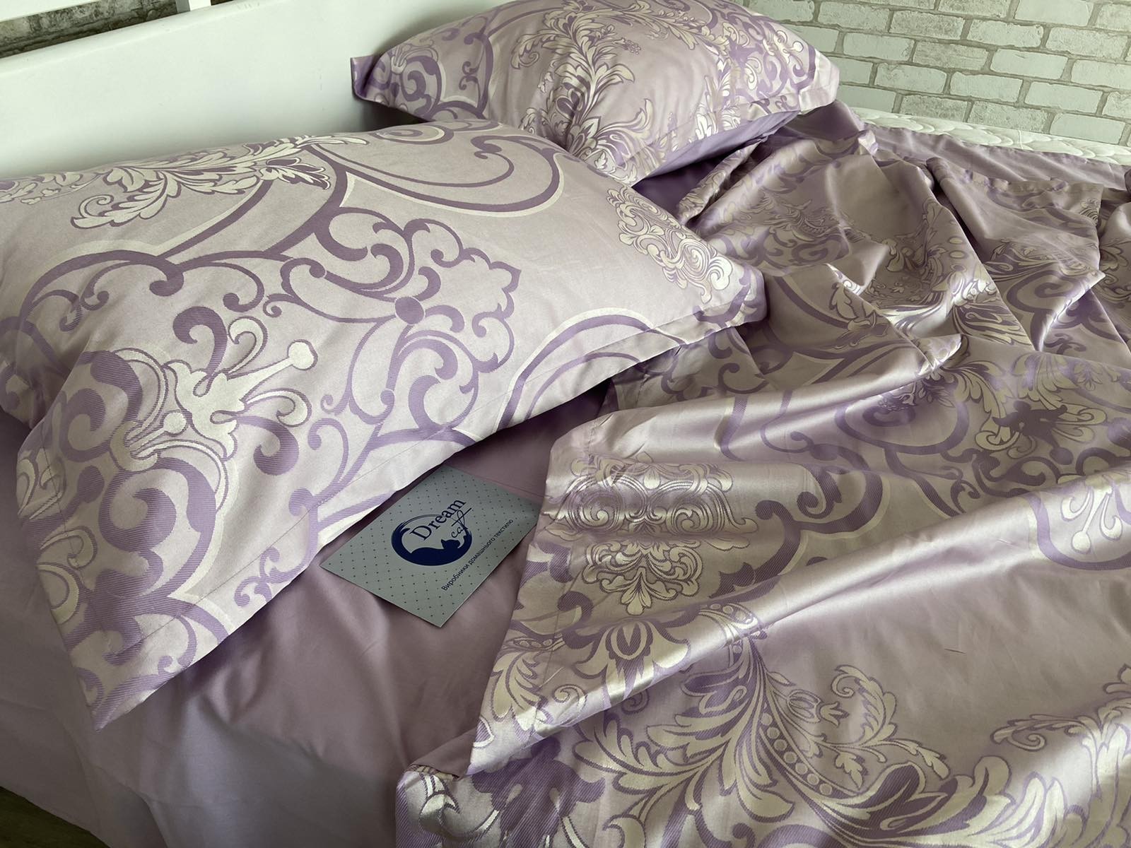 Комплект постельного белья Dreamcat из жаккард-сатина Сиреневый с серебряным узором Полуторный розово-серебряный (наволочки 70х70)
Комплект постельного белья Dreamcat из жаккард-сатина Сиреневый с серебряным узором Полуторный розово-серебряный (наволочки 70х70)
