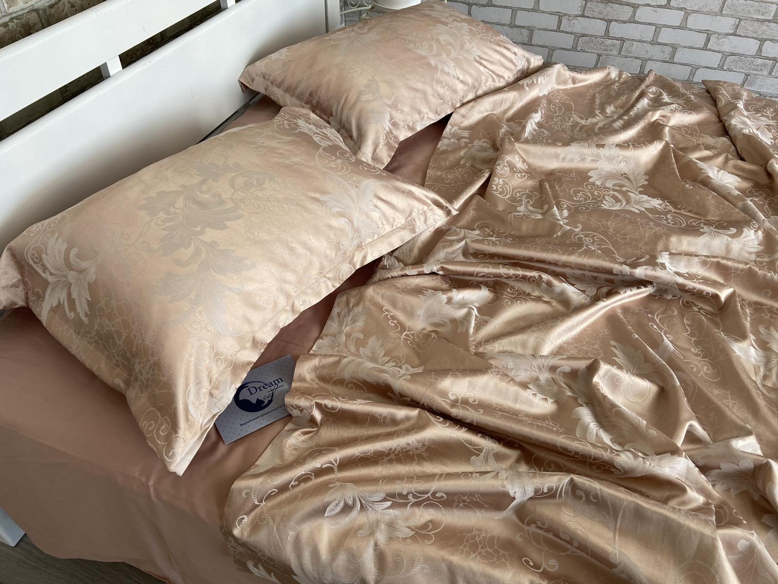 Комплект постельного белья Dreamcat из жаккард-сатина Золото с завитком Полуторный бежево-тёплый (наволочки 50х70)
Комплект постельного белья Dreamcat из жаккард-сатина Золото с завитком Полуторный бежево-тёплый (наволочки 50х70)