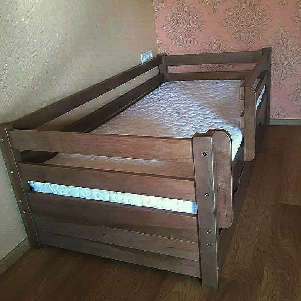 Кровать односпальная тахта RainbowDream Маркус 90х200 см массив ольхи в тонировке, с ящиками и бортом
Кровать односпальная тахта RainbowDream Маркус 90х200 см массив ольхи в тонировке, с ящиками и бортом