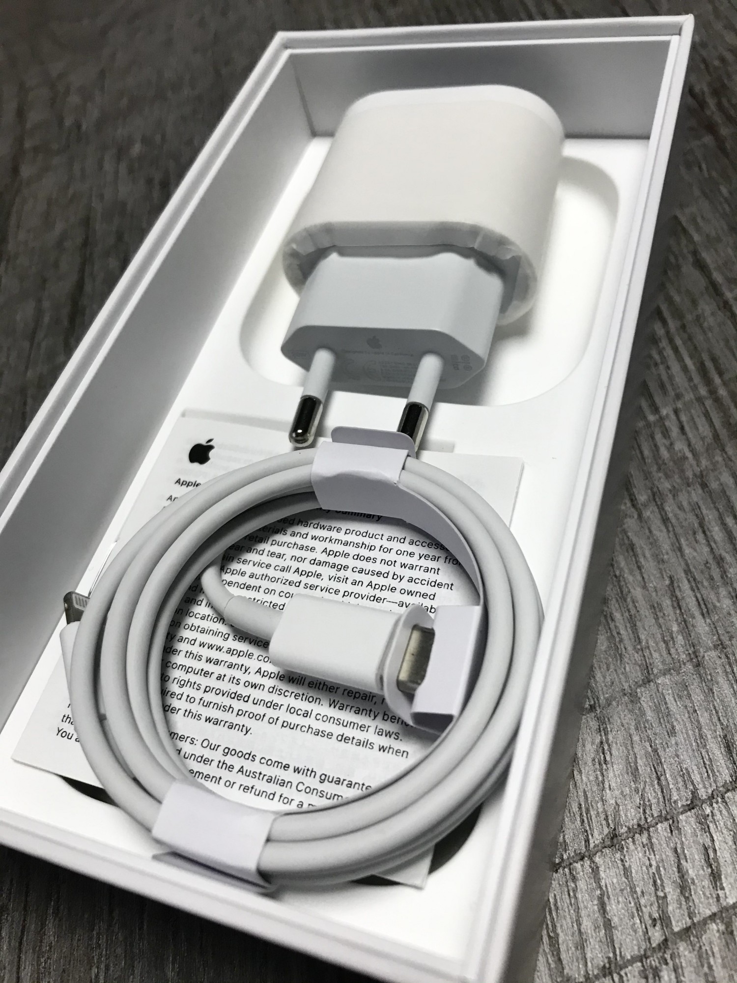 Зарядное устройство Foxconn для iPhone 11/12 Pro Max 20W с Кабелем USB-C to Lightining 1м Белый
Зарядное устройство Foxconn для iPhone 11/12 Pro Max 20W с Кабелем USB-C to Lightining 1м Белый