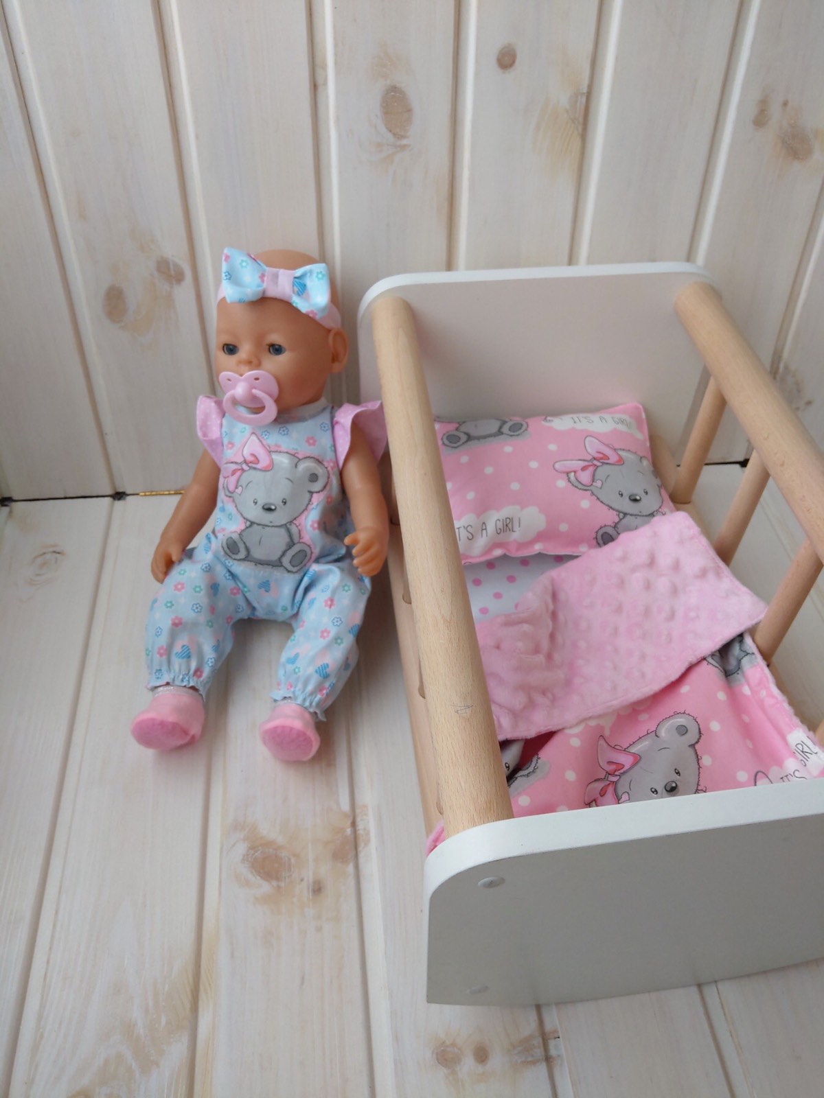 Кроватка-качалка для куклы Беби Берн с постелью и комплектом одежды Toys Мишка 7512 Ручная работа
Кроватка-качалка для куклы Беби Берн с постелью и комплектом одежды Toys Мишка 7512 Ручная работа