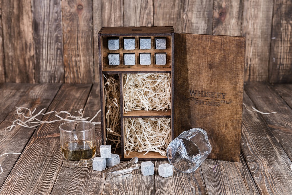 Камни для виски Whiskey stones Original в подарочном пенале 8 шт. из стеатита + 2 бокала + щипцы с инструкцией Серые
Камни для виски Whiskey stones Original в подарочном пенале 8 шт. из стеатита + 2 бокала + щипцы с инструкцией Серые