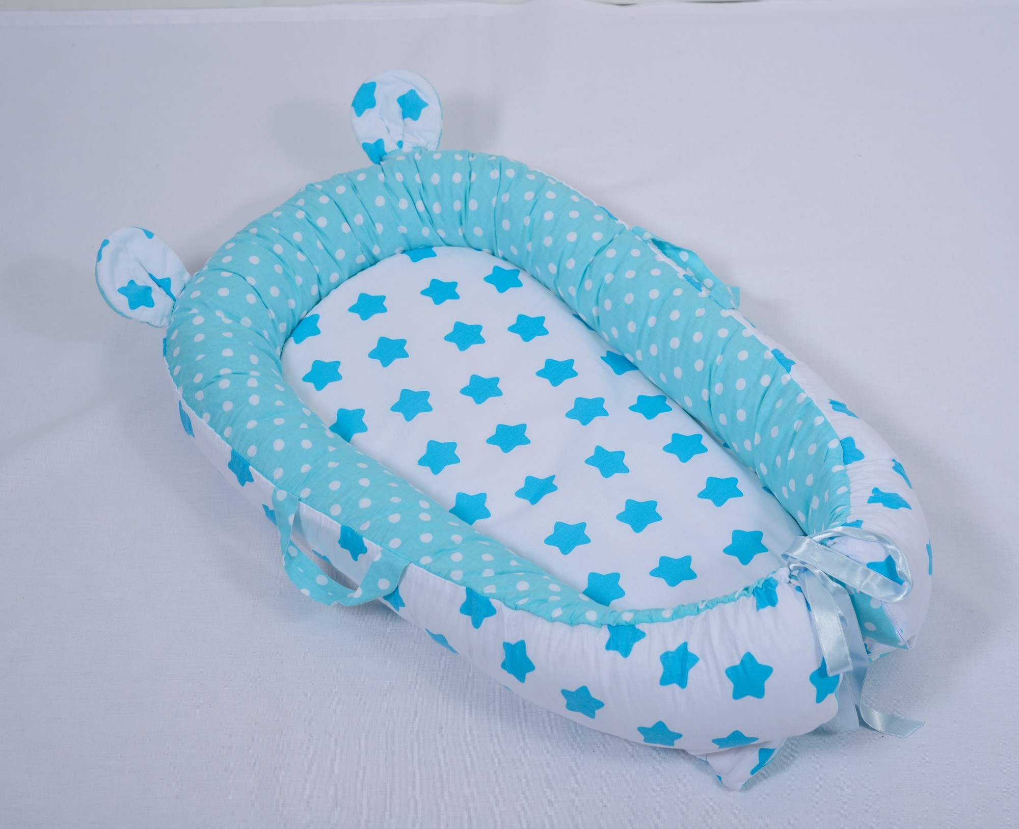 Кокон-позиционер для новорожденных BabyNest от BabyKomfort с ушками и ручками бирюзовые звезды и горох
Кокон-позиционер для новорожденных BabyNest от BabyKomfort с ушками и ручками бирюзовые звезды и горох