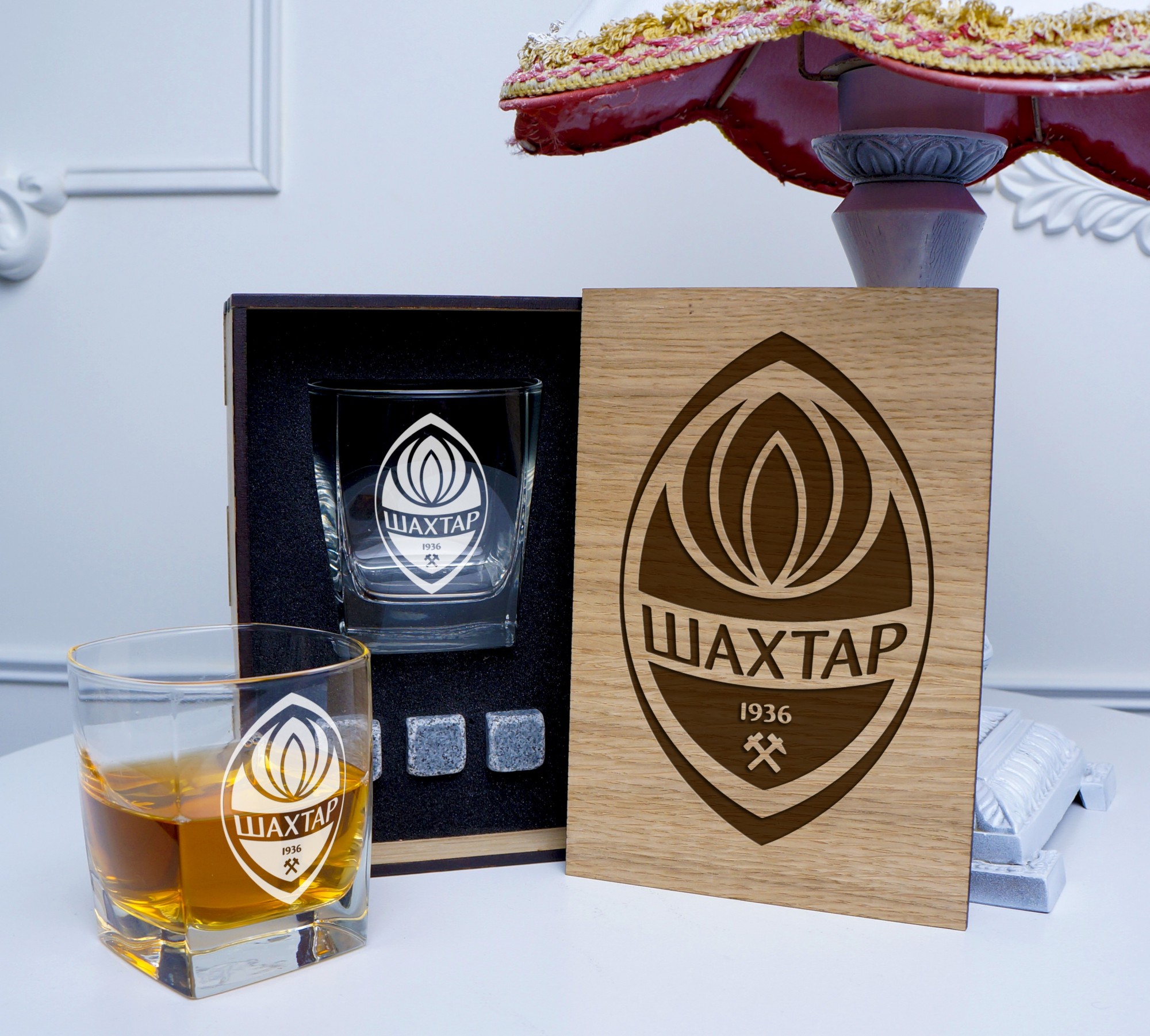 Подарочный набор для виски ФК Шахтёр + стакан для виски + коробка деревянная светлая + камни для виски + мешочек + подставка
Подарочный набор для виски ФК Шахтёр + стакан для виски + коробка деревянная светлая + камни для виски + мешочек + подставка