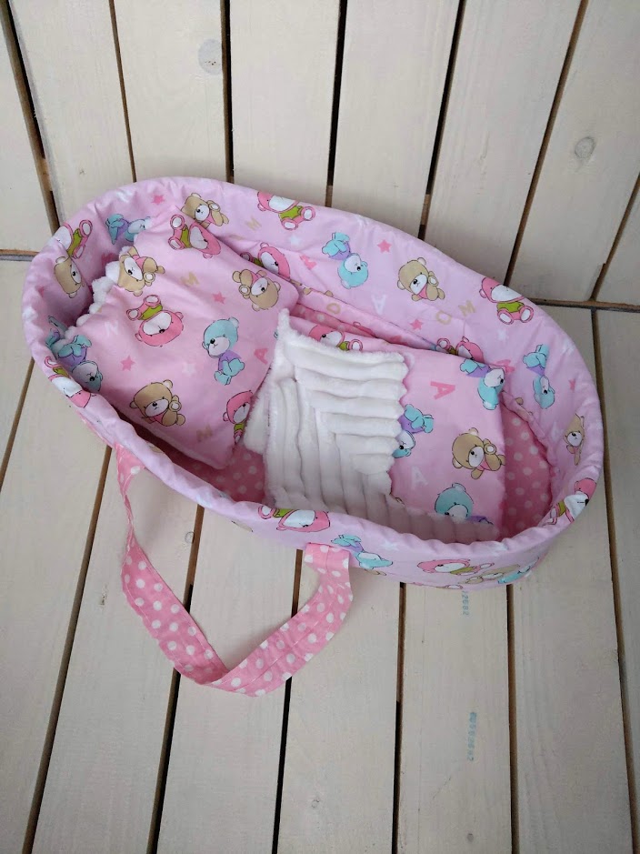 Сумка-переноска (кокон, люлька) летний вариант с постелью для куклы Baby Born Toys Мишки (121201351) Ручная работа
Сумка-переноска (кокон, люлька) летний вариант с постелью для куклы Baby Born Toys Мишки (121201351) Ручная работа