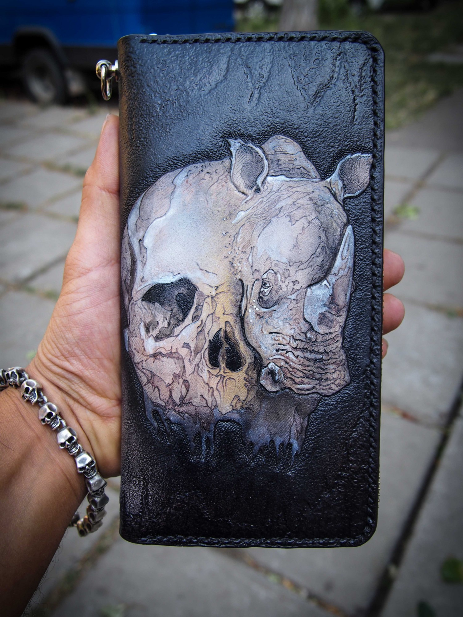 Мужской кожаный кошелек Smyrnov Leather на молнии череп с носорогом 20 x 11 x 2 см черный
Мужской кожаный кошелек Smyrnov Leather на молнии череп с носорогом 20 x 11 x 2 см черный