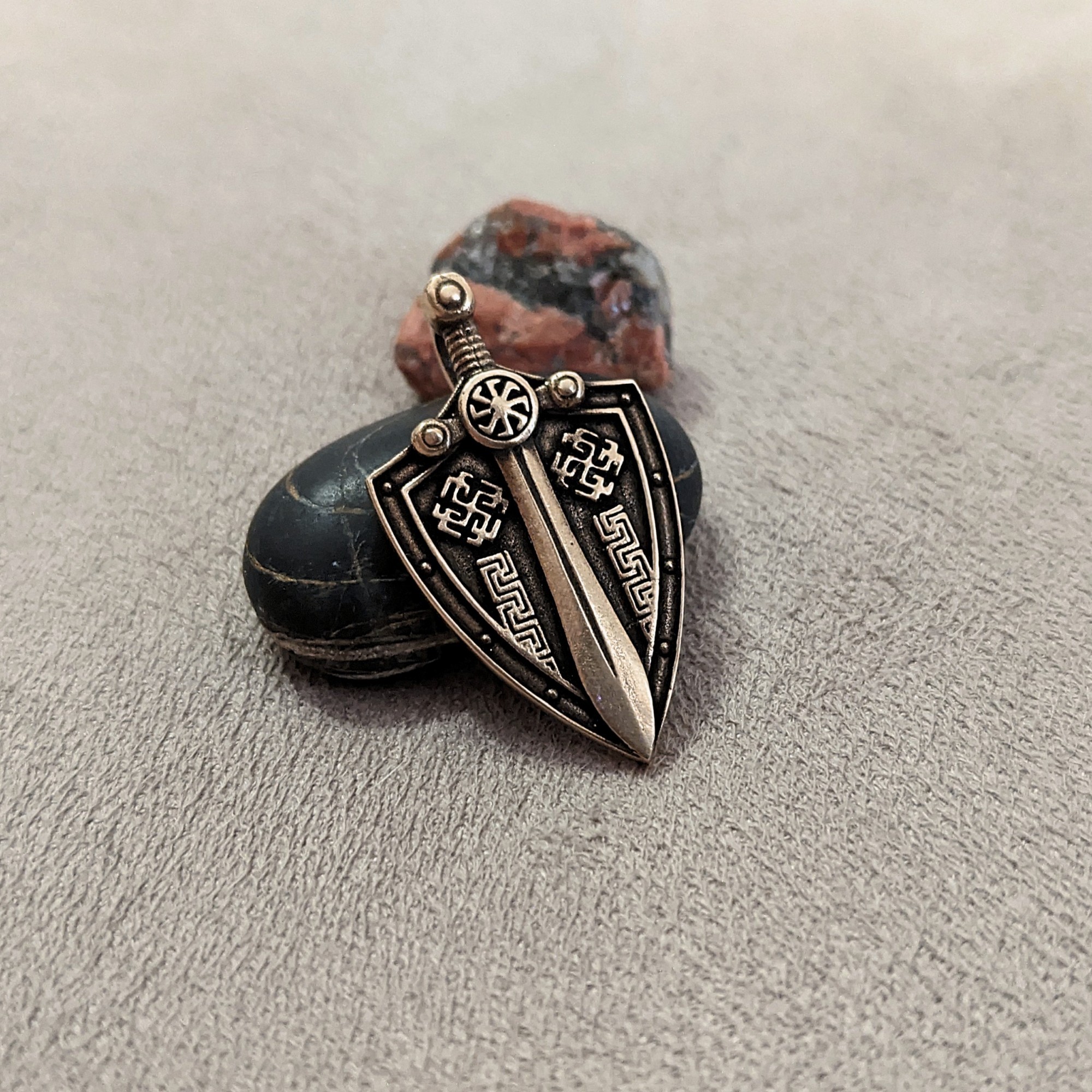 Бронзовый славянский кулон с оберегами "Щит Родимич и меч с Коловратом" ручная работа
Бронзовый славянский кулон с оберегами "Щит Родимич и меч с Коловратом" ручная работа