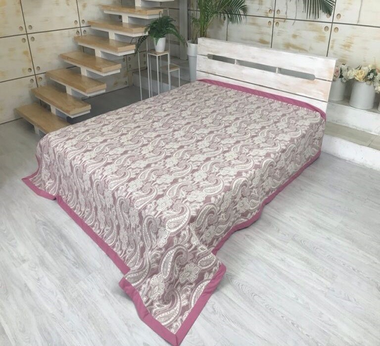 Покрывало жаккардовое двухстороннее Орнамент Пейсли розовый CottonTwill 220х235 см (П005-1)
Покрывало жаккардовое двухстороннее Орнамент Пейсли розовый CottonTwill 220х235 см (П005-1)
