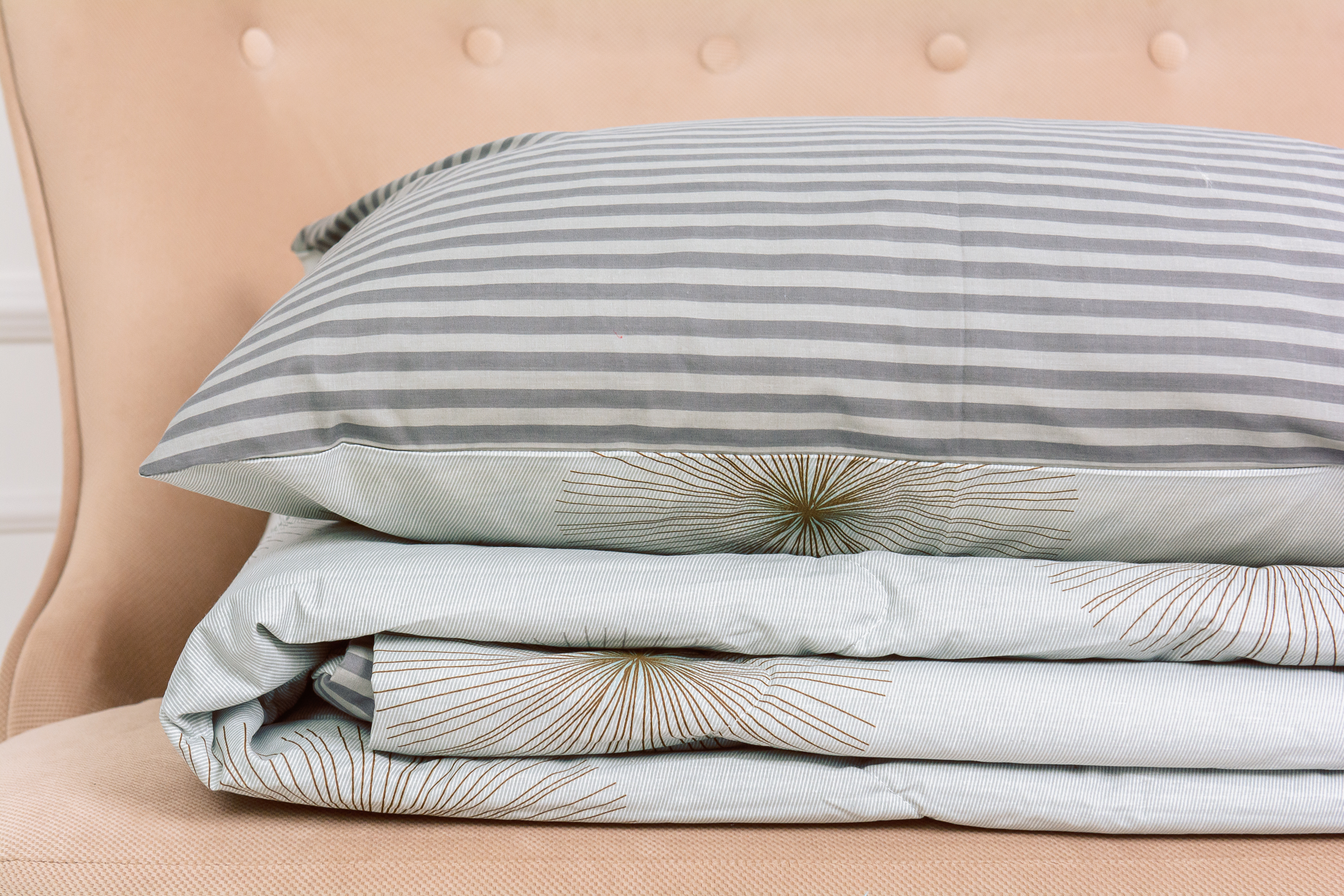 Летний постельный комплект MirSon №2637 Eco-Soft 19-2491 Leone одеяло 110x140 см + наволочки 2 х 40х60 см
Летний постельный комплект MirSon №2637 Eco-Soft 19-2491 Leone одеяло 110x140 см + наволочки 2 х 40х60 см