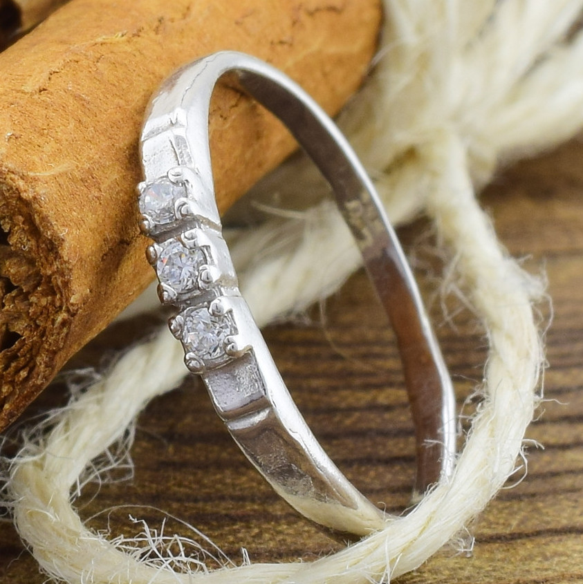 Серебряное кольцо Ангелина вставка белые фианиты 16.5
Серебряное кольцо Ангелина вставка белые фианиты 16.5