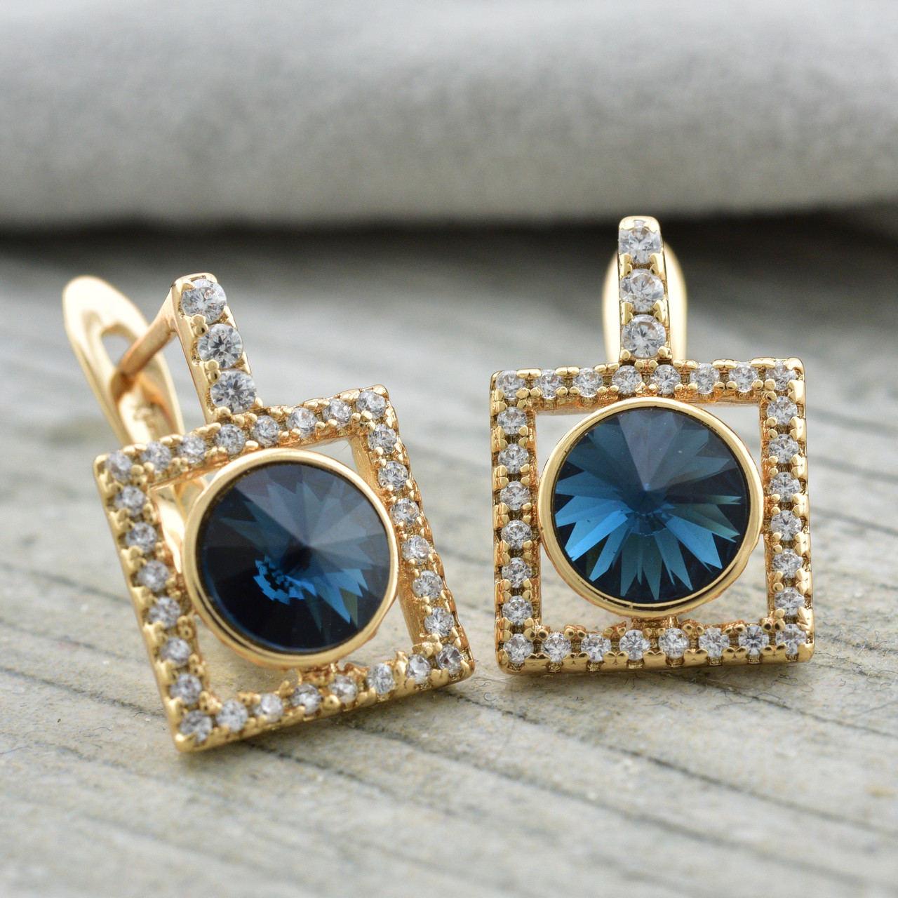 Сережки Xuping з кристалами Swarovski 83128 розмір 15х10 мм колір джинсовий синій вага 2.7 г позолота 18К
Сережки Xuping з кристалами Swarovski 83128 розмір 15х10 мм колір джинсовий синій вага 2.7 г позолота 18К