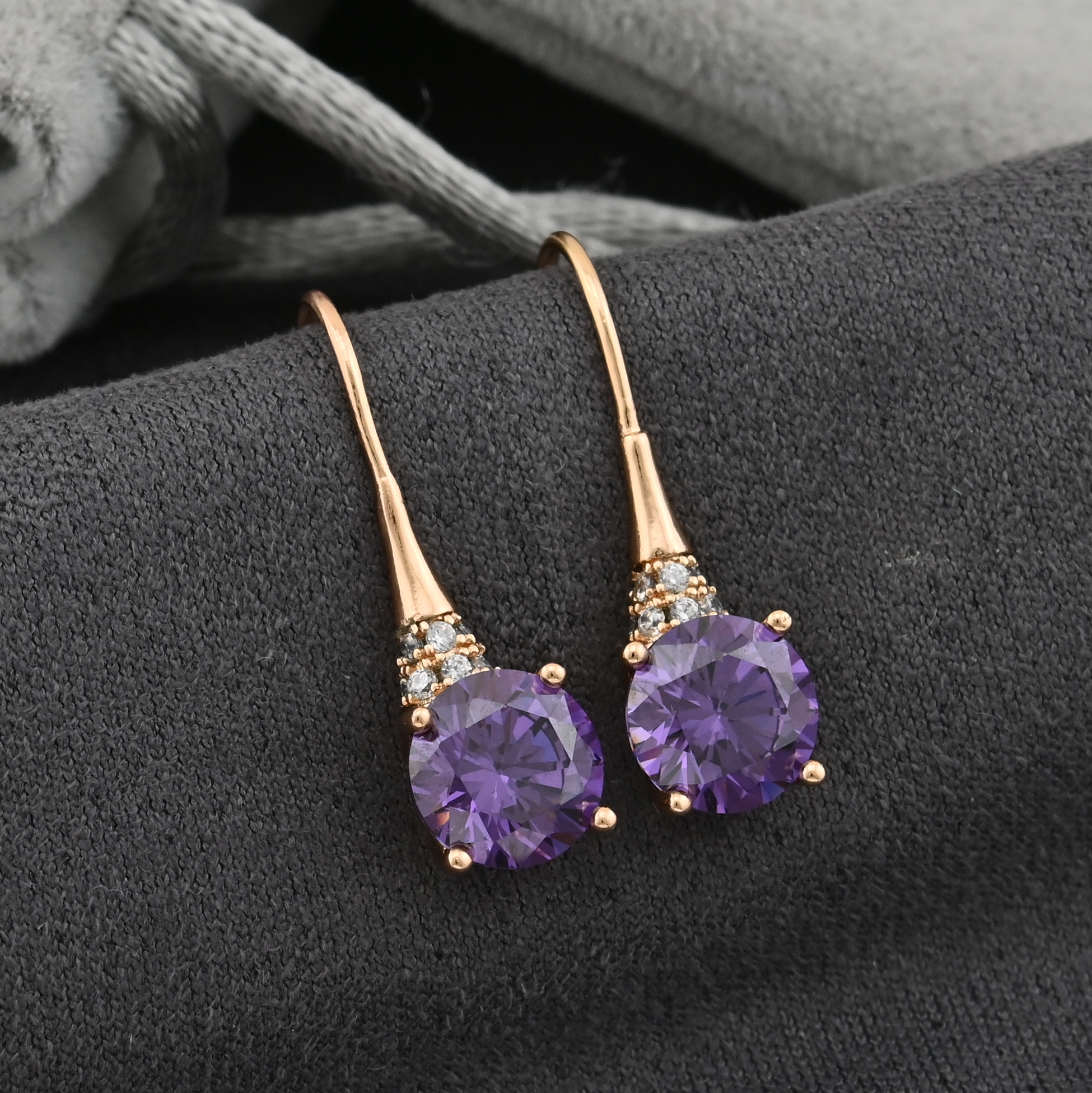 Серьги Xuping 27877 размер 22х6 мм фиолетовые фианиты вес 2.2 г позолота 18К 
Серьги Xuping 27877 размер 22х6 мм фиолетовые фианиты вес 2.2 г позолота 18К