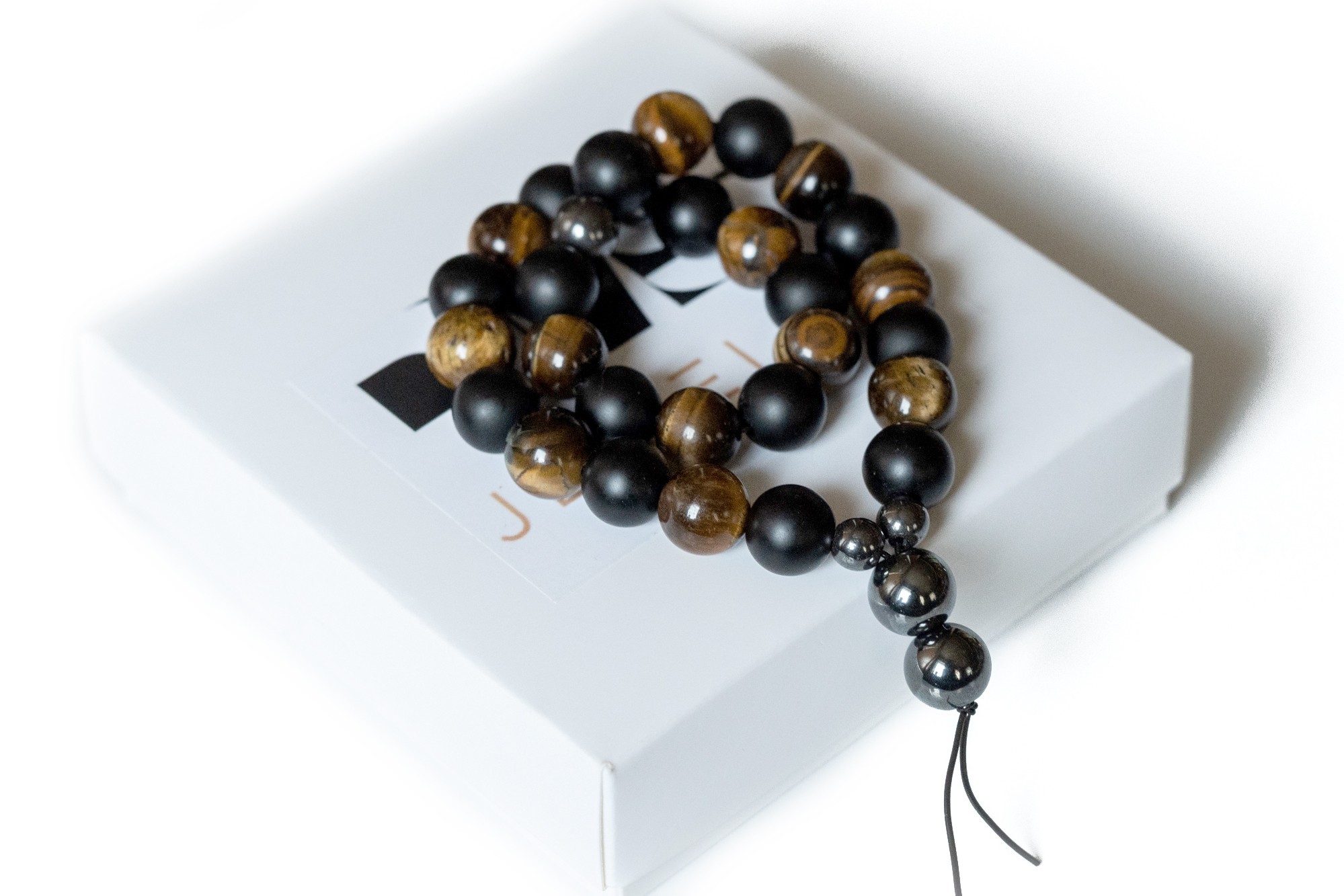 Чётки на 33 бусины DMS Jewelry из натурального камня: шунгит, гематит, тигровый глаз по 10мм STRIPED TIGER
Чётки на 33 бусины DMS Jewelry из натурального камня: шунгит, гематит, тигровый глаз по 10мм STRIPED TIGER