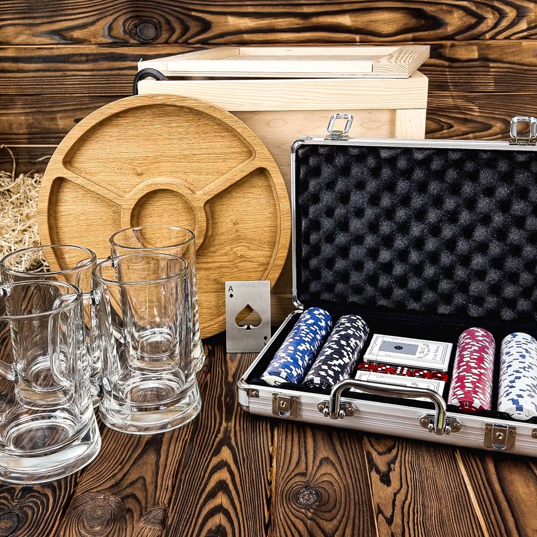 Бокалы для пива и набор для покера на подарок мужу в деревянной коробке 4MAN (MBOX_3186)
Бокалы для пива и набор для покера на подарок мужу в деревянной коробке 4MAN (MBOX_3186)