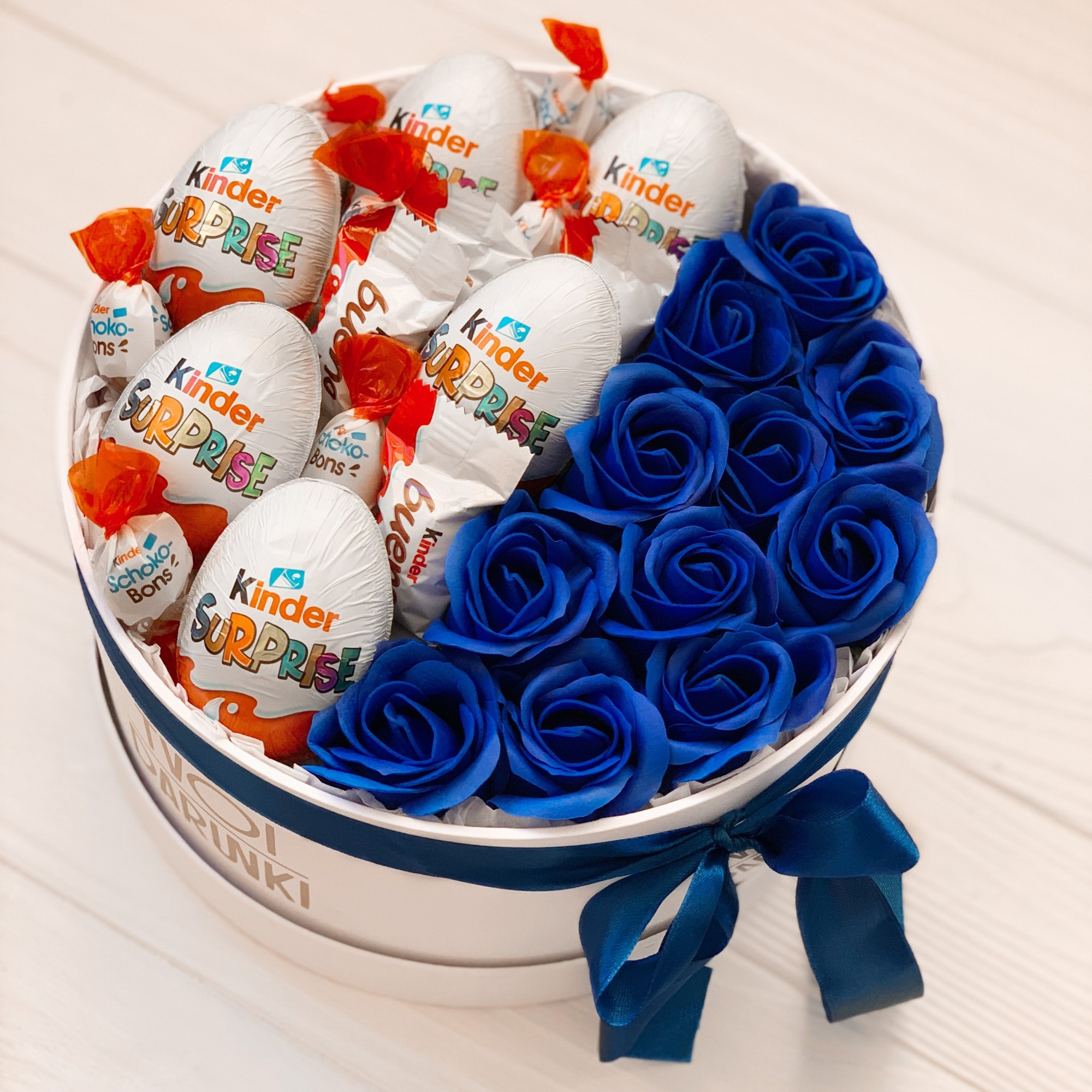 Подарок для девушки YourGifts Подарочный бокс с синими мыльными розами и сладостями для сестры, жены, мамы, девушки. Подарок на день рождения.
Подарок для девушки YourGifts Подарочный бокс с синими мыльными розами и сладостями для сестры, жены, мамы, девушки. Подарок на день рождения.