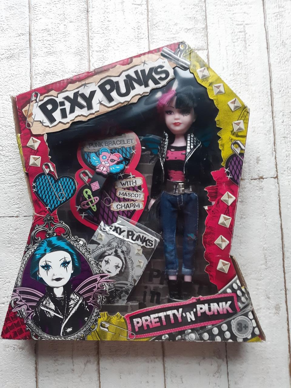 Кукла Funville Pixie Punks с браслетом для девочки и розово-черными волосами FV240285-2
Кукла Funville Pixie Punks с браслетом для девочки и розово-черными волосами FV240285-2