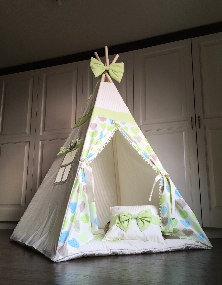 Детский вигвам - палатка "Сердца" Wigwam Store. Вигвам 105*105см с ковриком, помпонами, 2 подушками, окошком, бантом (085-1.1)
Детский вигвам - палатка "Сердца" Wigwam Store. Вигвам 105*105см с ковриком, помпонами, 2 подушками, окошком, бантом (085-1.1)
