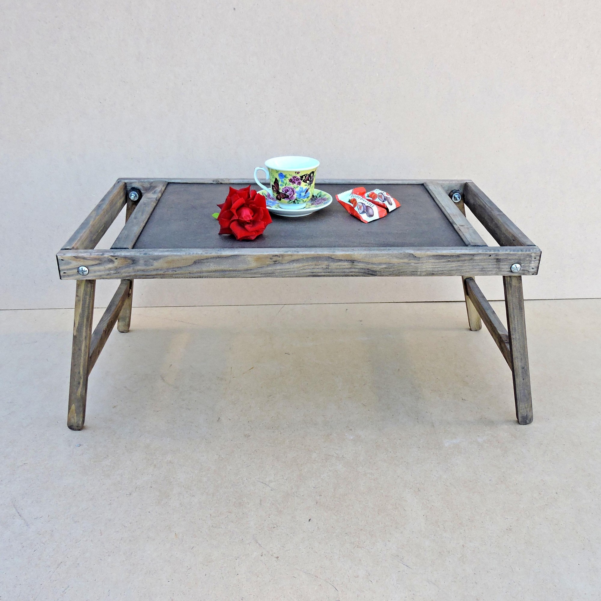 Прикроватный столик-поднос MIZ Теннесси морион с ручками 69х39х27,5 см (MIZ-СТП-1504)
Прикроватный столик-поднос MIZ Теннесси морион с ручками 69х39х27,5 см (MIZ-СТП-1504)