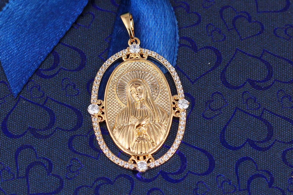 Ладанка Xuping Jewelry овальная с камнями Дева Мария со скрещенными руками2,2*1,8 см золотистая 
Ладанка Xuping Jewelry овальная с камнями Дева Мария со скрещенными руками2,2*1,8 см золотистая