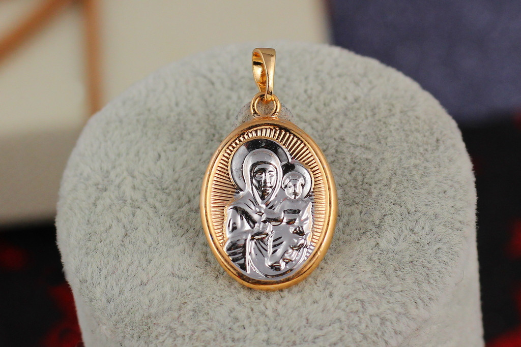 Ладанка Xuping Jewelry овальная Богородица с младенцем двусторонняя 2 см комбинированная
Ладанка Xuping Jewelry овальная Богородица с младенцем двусторонняя 2 см комбинированная