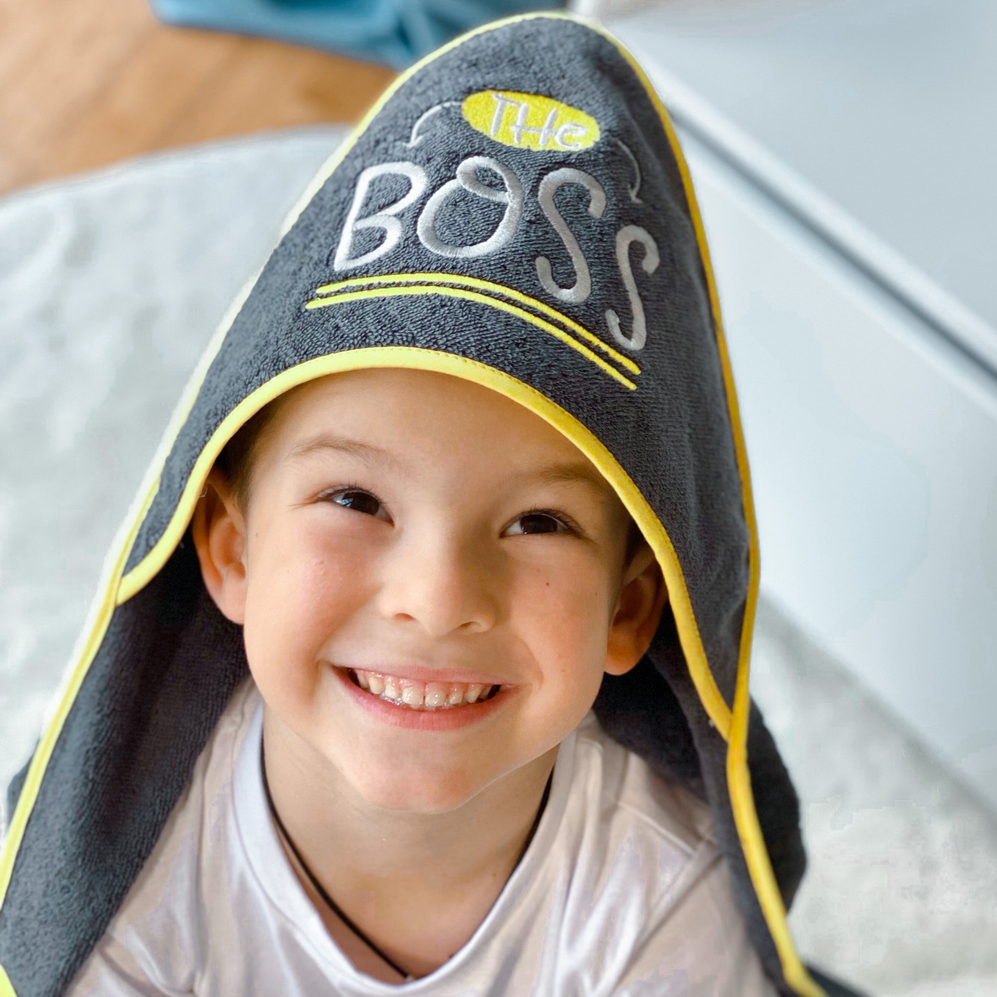 Детский именной уголок для купания 100х120 см с капюшоном TINO baby "The boss", тёмно-серый с жёлтым кантом
Детский именной уголок для купания 100х120 см с капюшоном TINO baby "The boss", тёмно-серый с жёлтым кантом