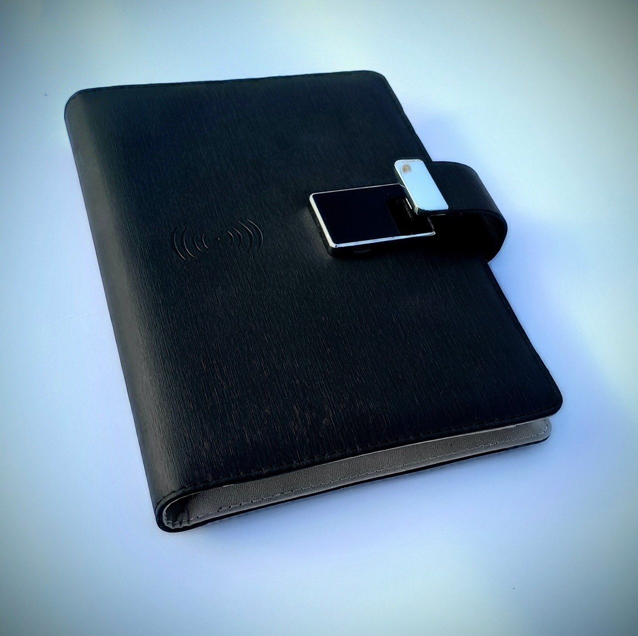 Смарт-блокнот Business Powerbank С цифровым замком + беспроводной зарядкой и USB флешкой
Смарт-блокнот Business Powerbank С цифровым замком + беспроводной зарядкой и USB флешкой