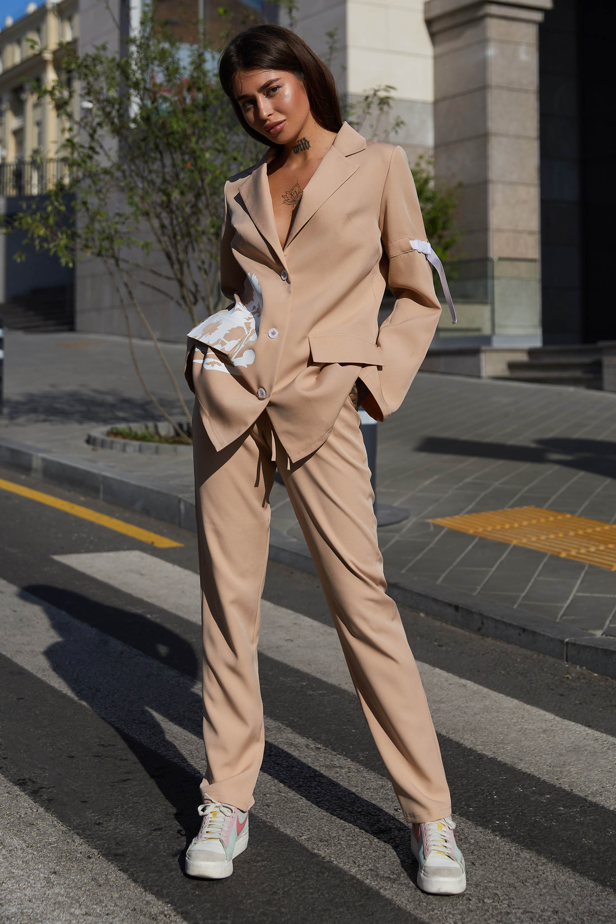 Женский JADONE FASHION классический костюм с брюками и принтом Виват бежевый (Костюм Виват бежевый, Женский JADONE FASHION классический костюм с брюками и принтом Виват бежевый L (Костюм Виват бежевый)
Женский JADONE FASHION классический костюм с брюками и принтом Виват бежевый (Костюм Виват бежевый, Женский JADONE FASHION классический костюм с брюками и принтом Виват бежевый L (Костюм Виват бежевый)