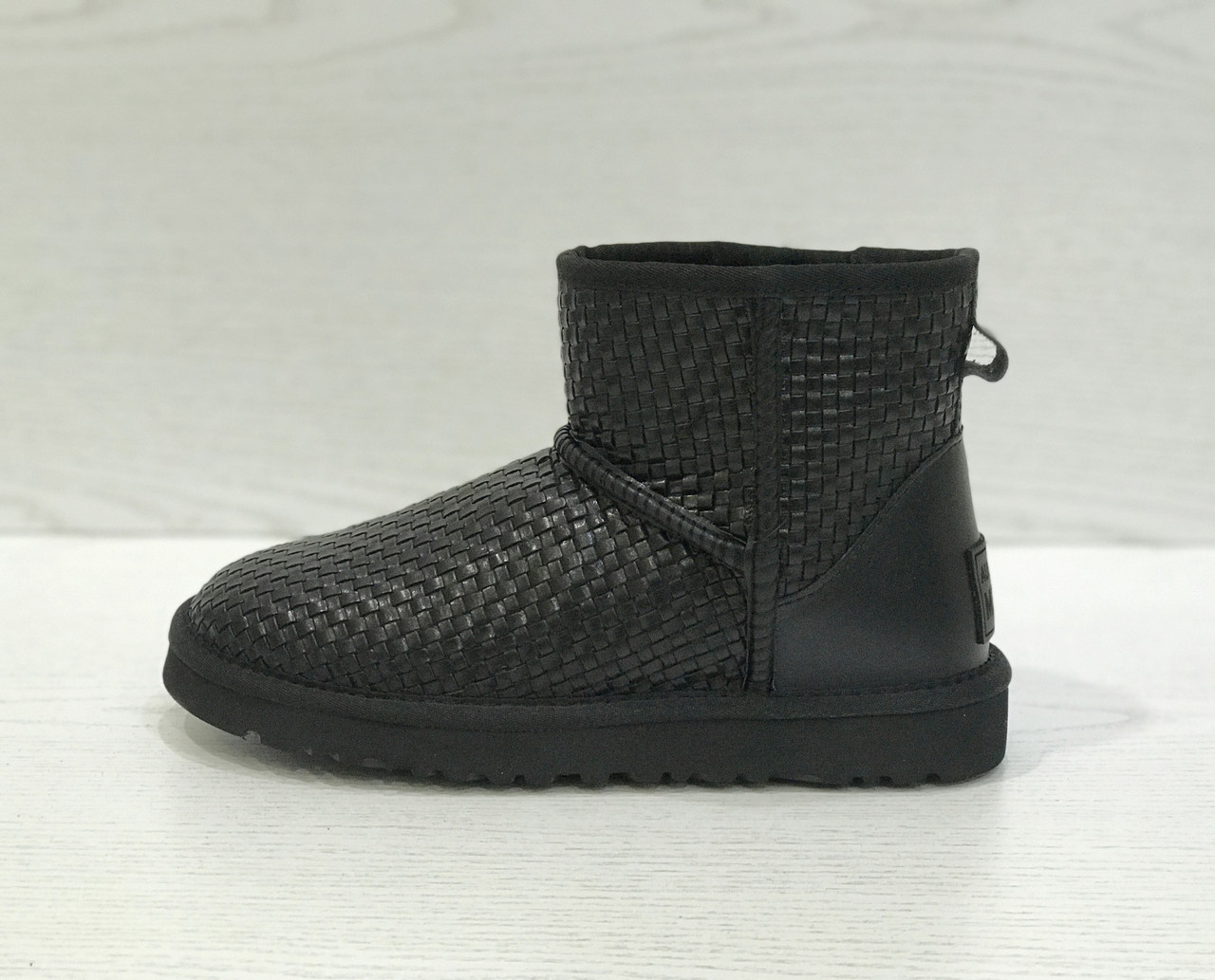 Натуральні жіночі чорні шкіряні уггі міні з плетенням Australian Merino Classic Mini Black 37
Натуральні жіночі чорні шкіряні уггі міні з плетенням Australian Merino Classic Mini Black 37