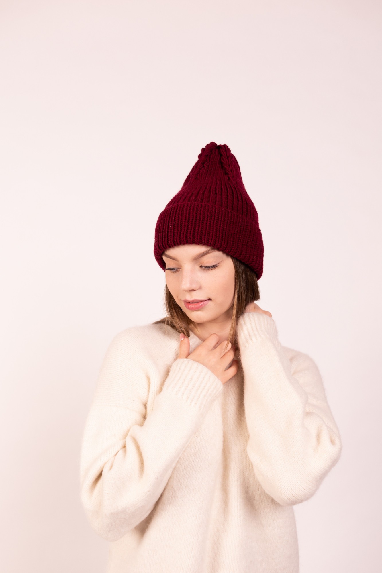 Уютная шапка с объемными косичками на макушке ручной работы Hats_with_love 56 Бордовая
Уютная шапка с объемными косичками на макушке ручной работы Hats_with_love 56 Бордовая