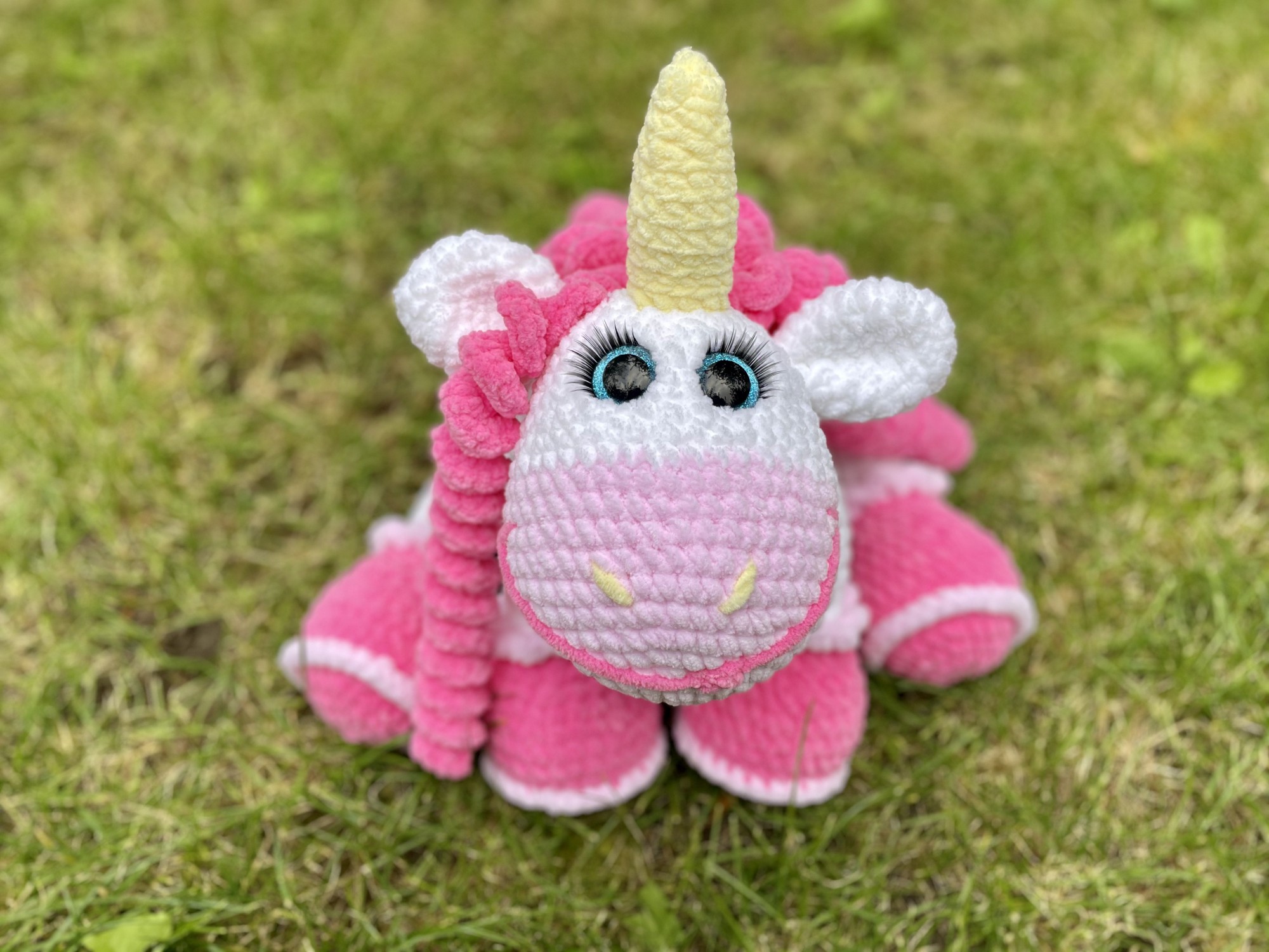 Hand Made амигуруми Unicorn плюшевая игрушка Единорожка (сидит) белый-розовый. Рост 52см
Hand Made амигуруми Unicorn плюшевая игрушка Единорожка (сидит) белый-розовый. Рост 52см