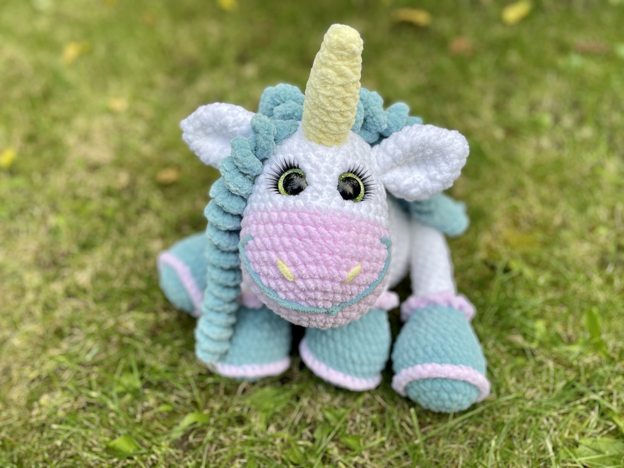 Hand Made амигуруми Unicorn плюшевая игрушка Единорожка (сидит) белый-лазурный. Рост 52см
Hand Made амигуруми Unicorn плюшевая игрушка Единорожка (сидит) белый-лазурный. Рост 52см