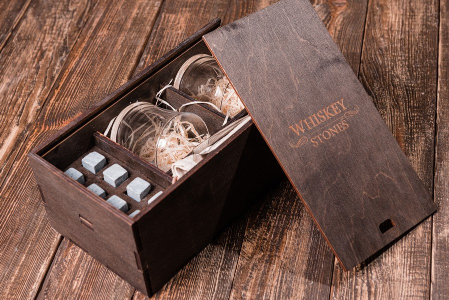 Камни для виски Whiskey stones Original со стаканами Bohemia Marco в подарочном пенале 8 шт. из стеатита + 2 бокала + щипцы с инструкцией Серые
Камни для виски Whiskey stones Original со стаканами Bohemia Marco в подарочном пенале 8 шт. из стеатита + 2 бокала + щипцы с инструкцией Серые