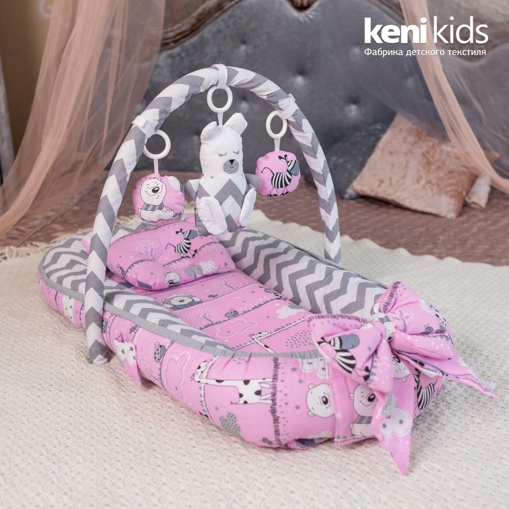 Кокон-гнёздышко для новорожденных KENI KIDS Мишка 100x58 см. Розово-Серый + Дуга с игрушками + Съемный матрасик + Ортопедическая Подушка
Кокон-гнёздышко для новорожденных KENI KIDS Мишка 100x58 см. Розово-Серый + Дуга с игрушками + Съемный матрасик + Ортопедическая Подушка