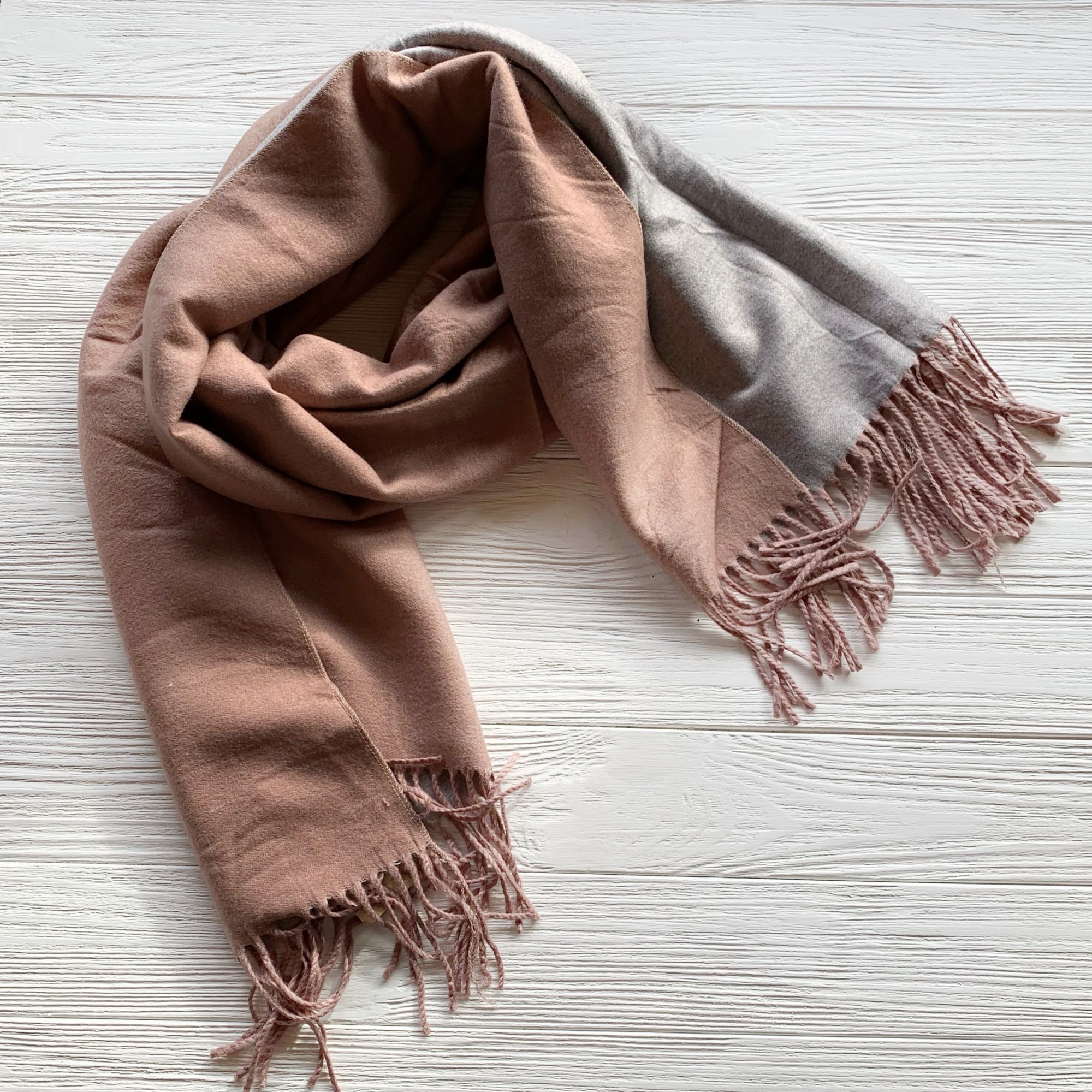 Двусторонний кашемировый женский шарф однотонный Blended Cashmere 70 см на 210 см мокко 100588
Двусторонний кашемировый женский шарф однотонный Blended Cashmere 70 см на 210 см мокко 100588