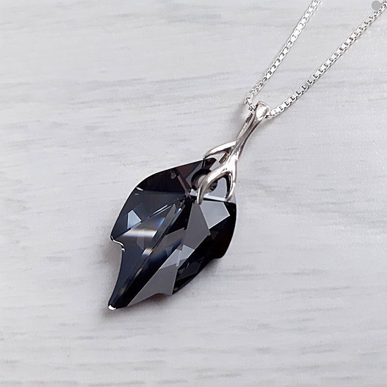 Кулон Hand Made с кристаллом Swarovski серебристо-чёрного цвета (цена без цепочки)
Кулон Hand Made с кристаллом Swarovski серебристо-чёрного цвета (цена без цепочки)