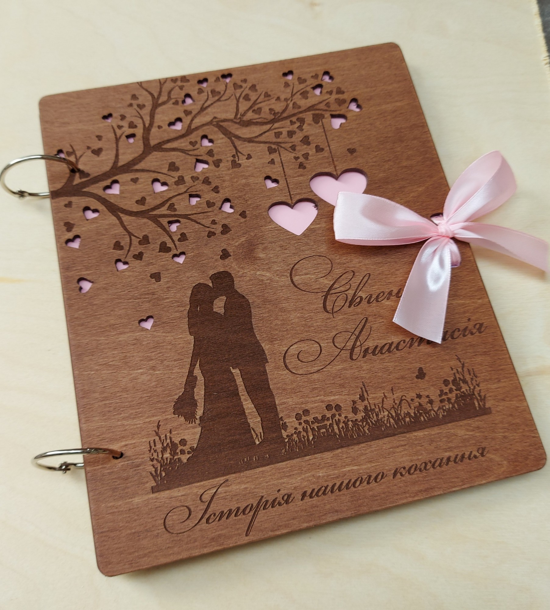 Альбом з дерева для фото Закохана пара
Альбом з дерева для фото Закохана пара