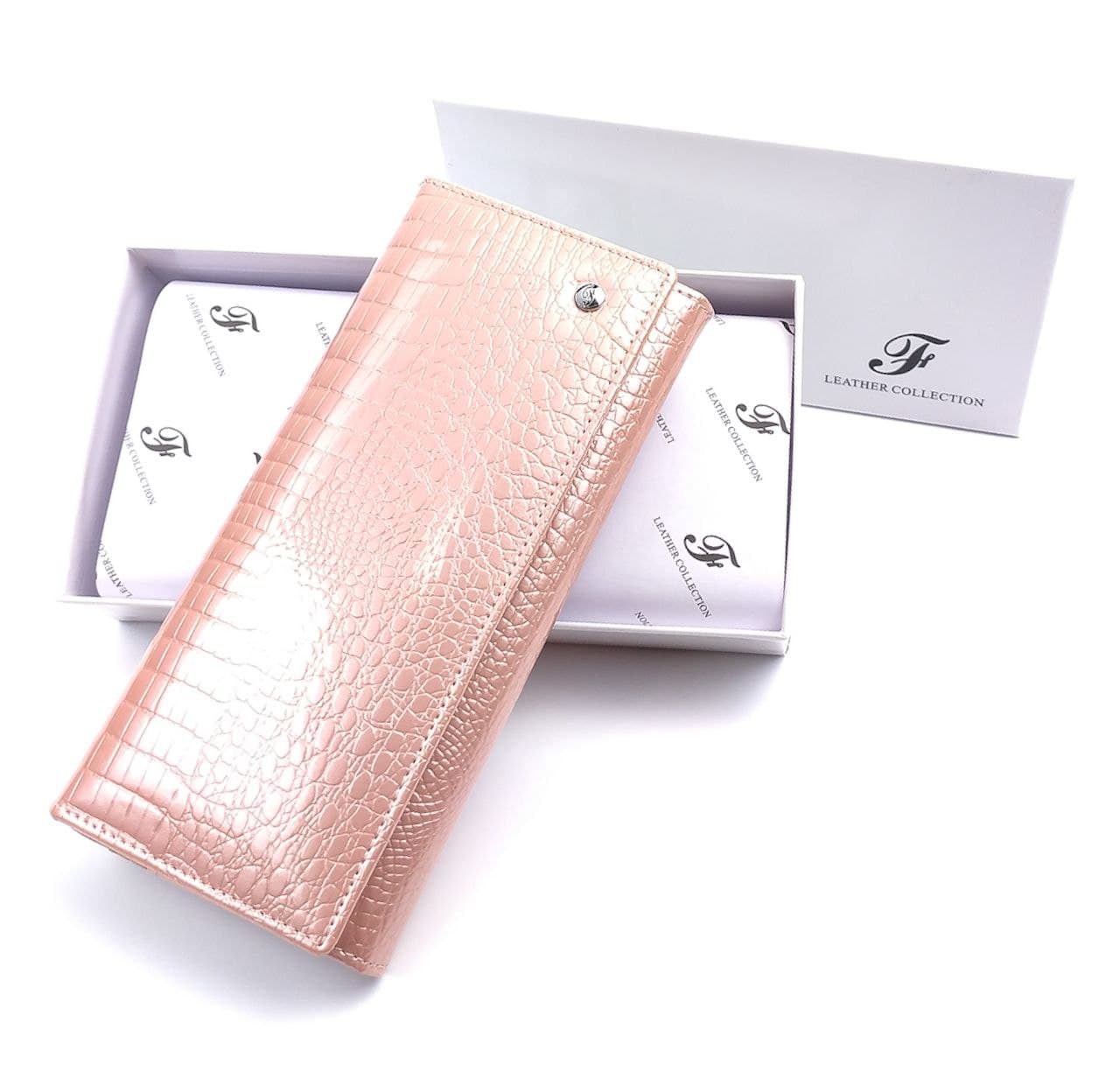 Женский кожаный лаковый кошелек на магнитах Salfeite F-AE150-1-PINK розовый (пудра)
Женский кожаный лаковый кошелек на магнитах Salfeite F-AE150-1-PINK розовый (пудра)