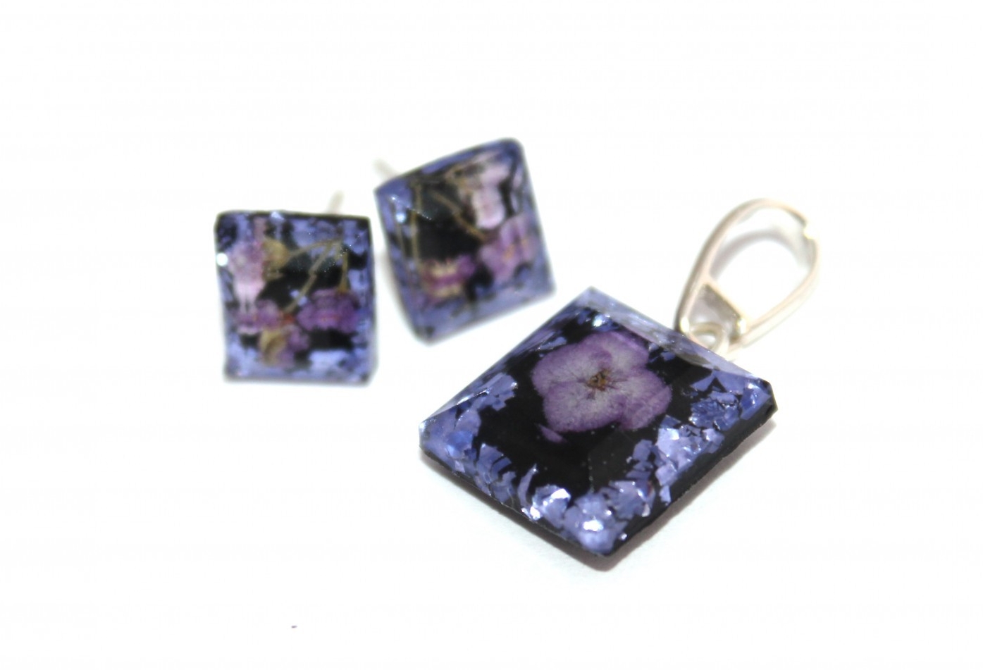 Серьги-гвоздики и кулон BLOOMERY с иберисом зонтичным в эпоксидной смоле, коллекция Mini (SetSq26.01/2)
Серьги-гвоздики и кулон BLOOMERY с иберисом зонтичным в эпоксидной смоле, коллекция Mini (SetSq26.01/2)