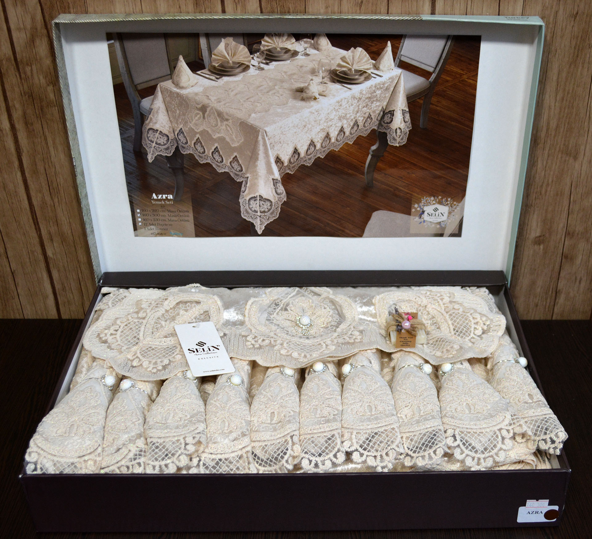 Велюрова скатертина з ранером Selin Azra Set 160x220+12 серветок - Бежевий (33070-1)
Велюрова скатертина з ранером Selin Azra Set 160x220+12 серветок - Бежевий (33070-1)