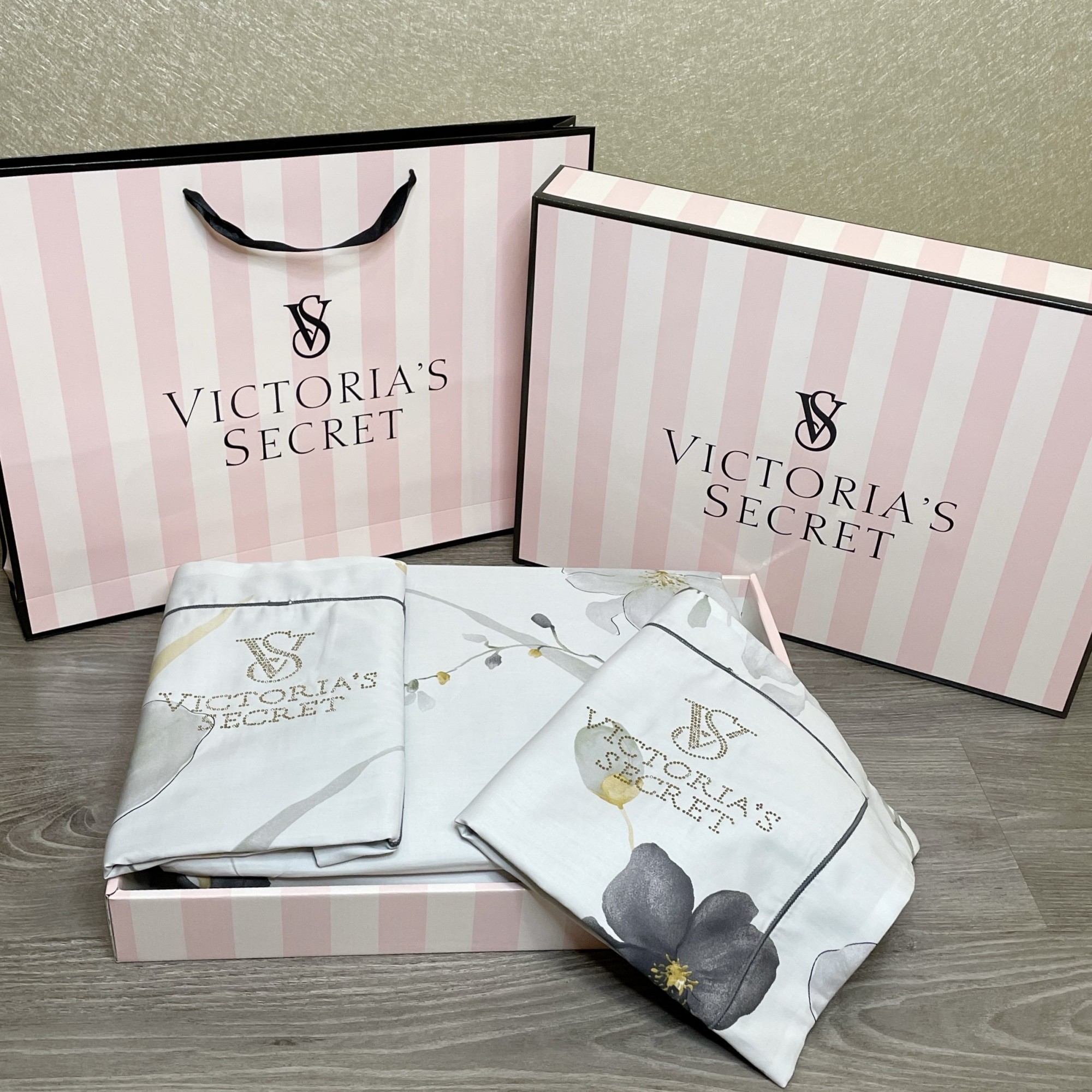 Постельное белье Victoria’s Secret со стразами египетский хлопок 100% Евро Серые цветы
Постельное белье Victoria’s Secret со стразами египетский хлопок 100% Евро Серые цветы